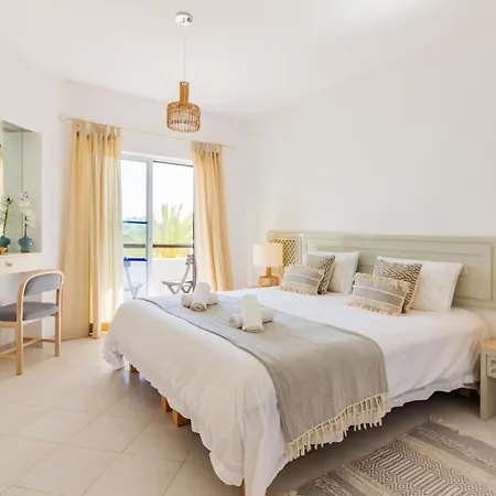 Family Holidays With Pool View Apartamento